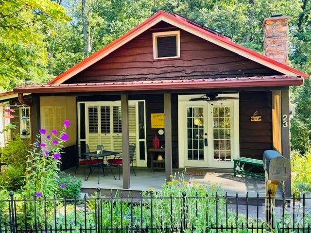 23 Leatherwood LN, Hendersonville, NC 28739
