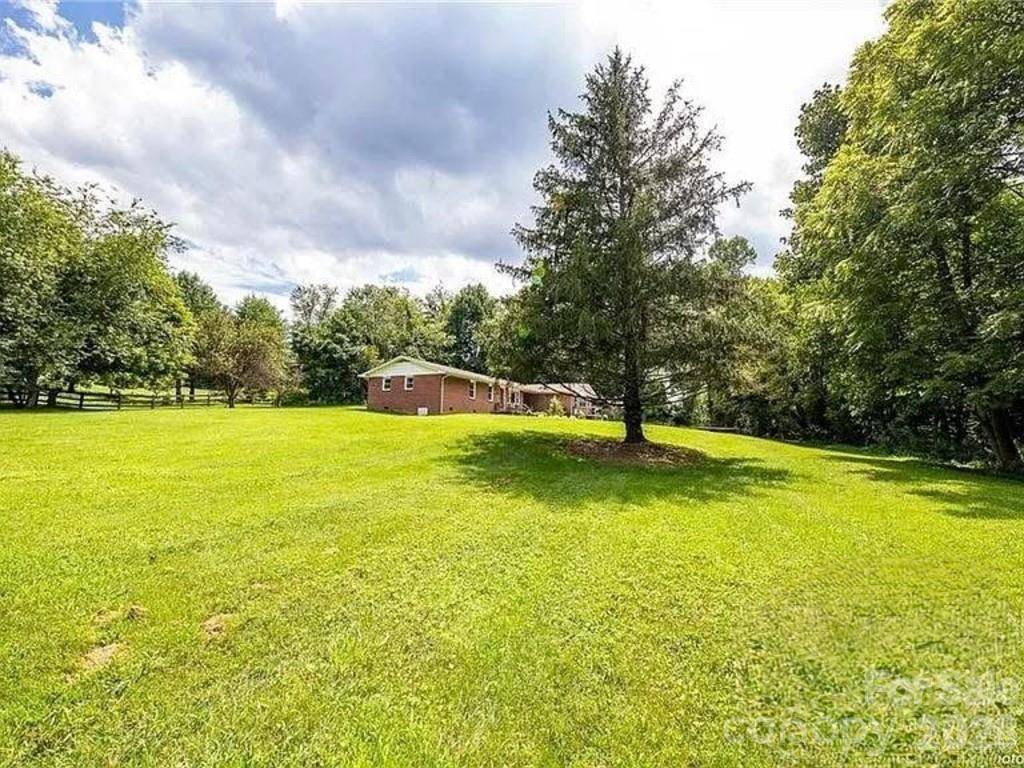 96 Rolling Hills RD, Mills River, NC 28759