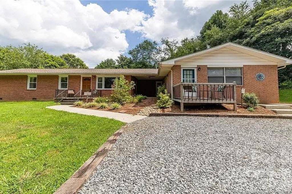 96 Rolling Hills RD, Mills River, NC 28759