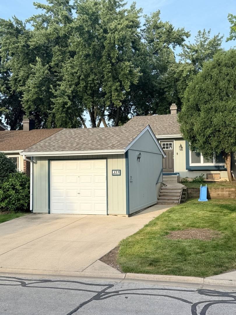 333 Colony Green DR, Bloomingdale, IL 60108