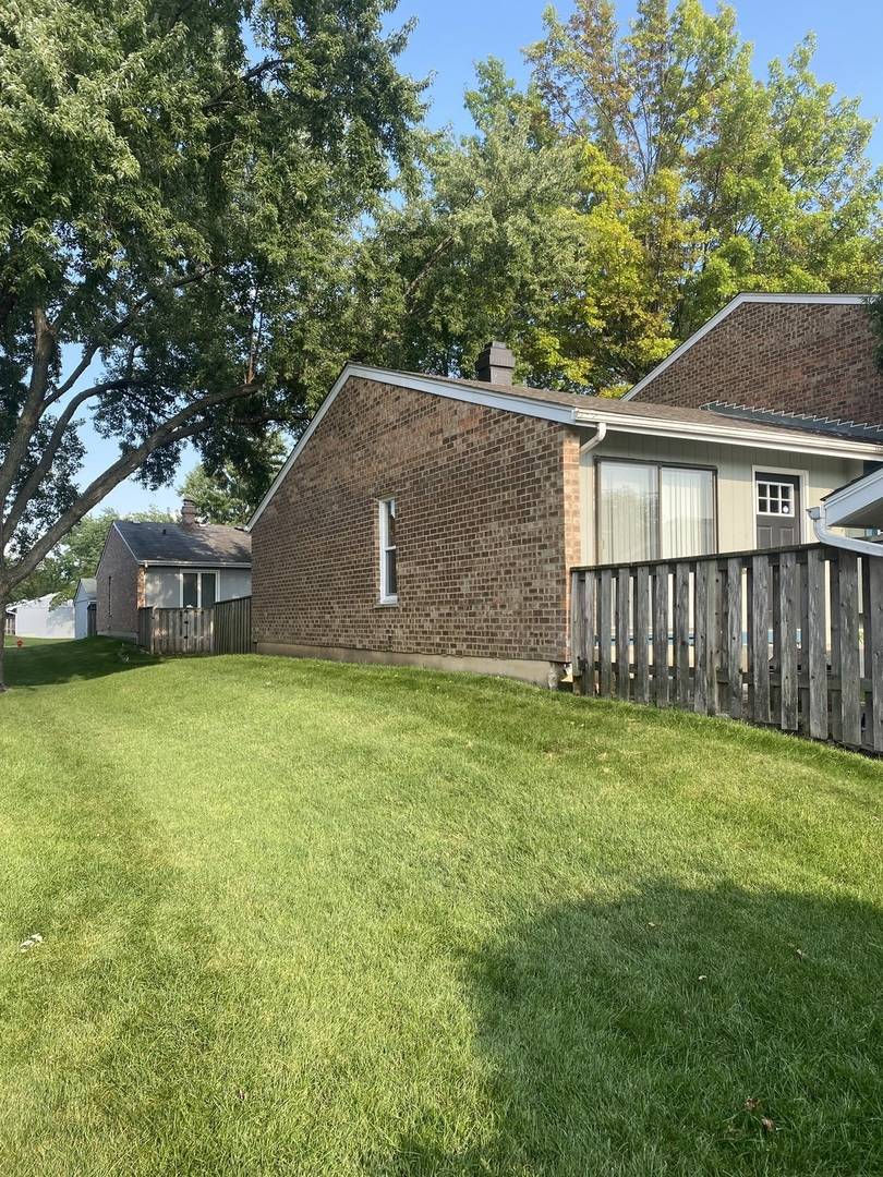 333 Colony Green DR, Bloomingdale, IL 60108