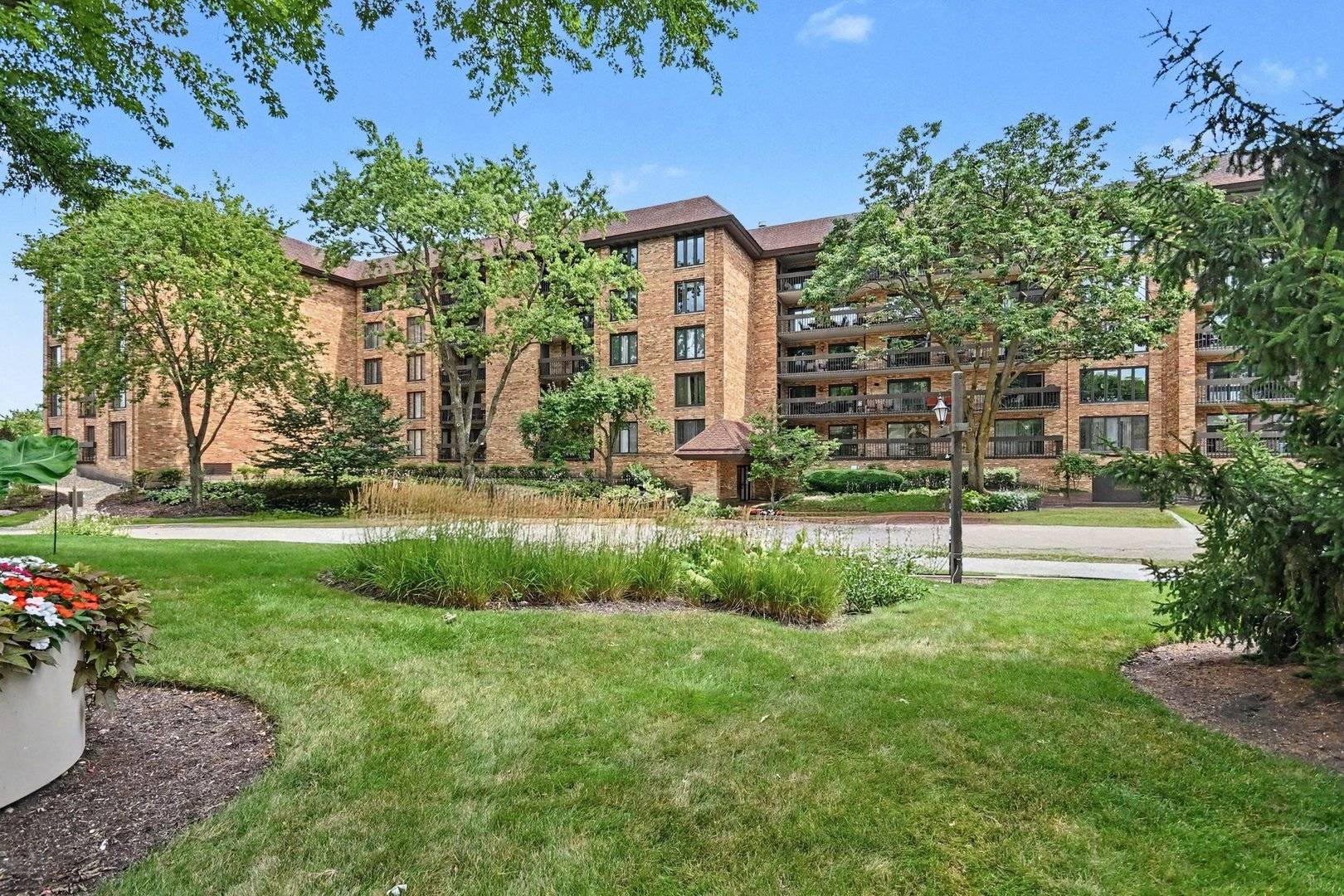 1671 MISSION HILLS RD #104, Northbrook, IL 60062
