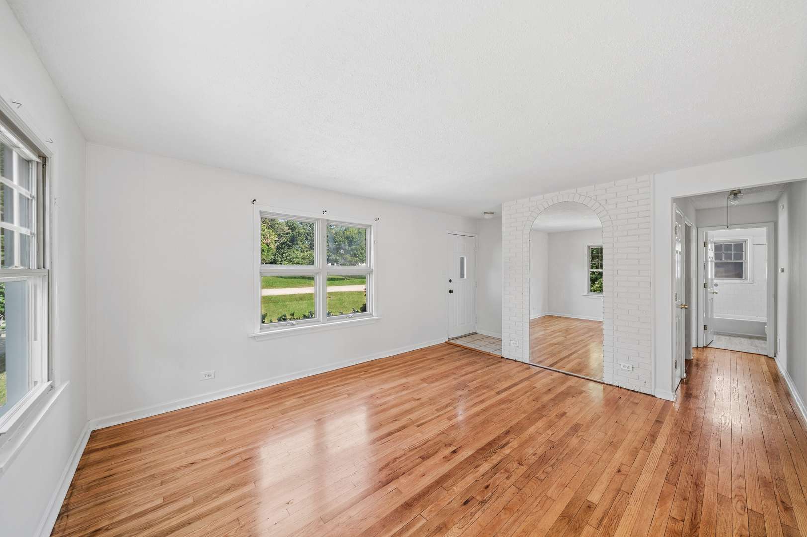 1N016 Woods AVE, Wheaton, IL 60187