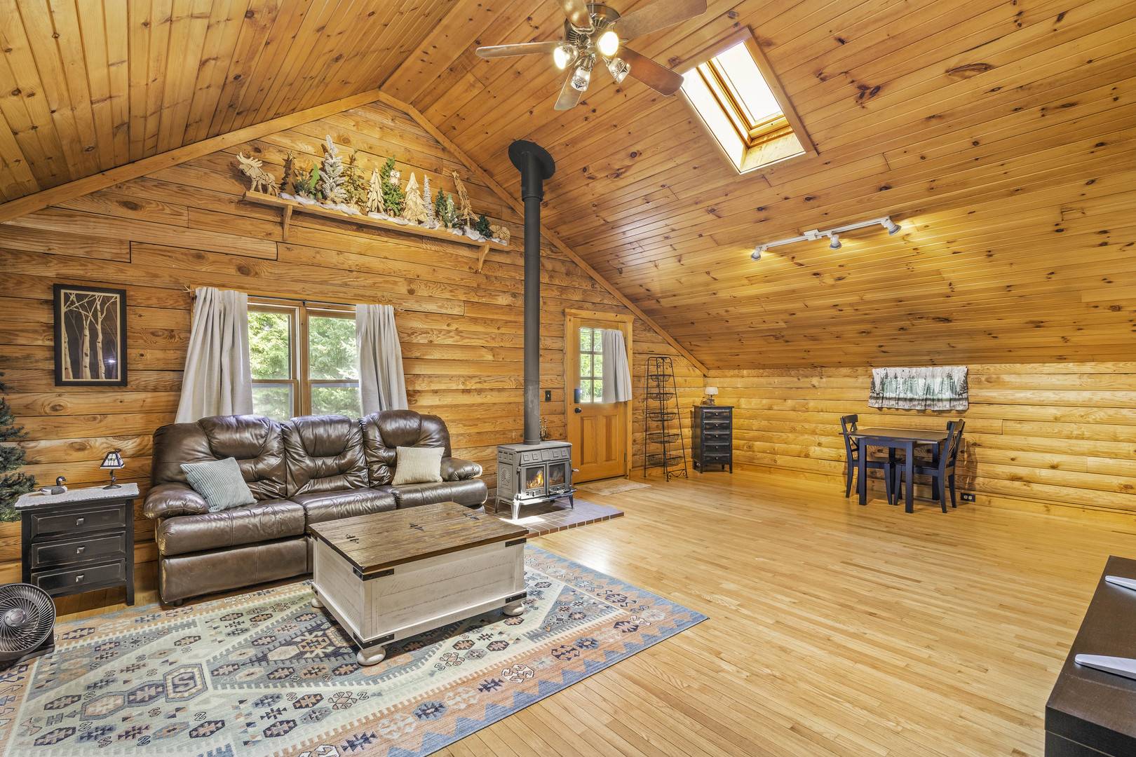871 Lake Holiday DR, Lake Holiday, IL 60548