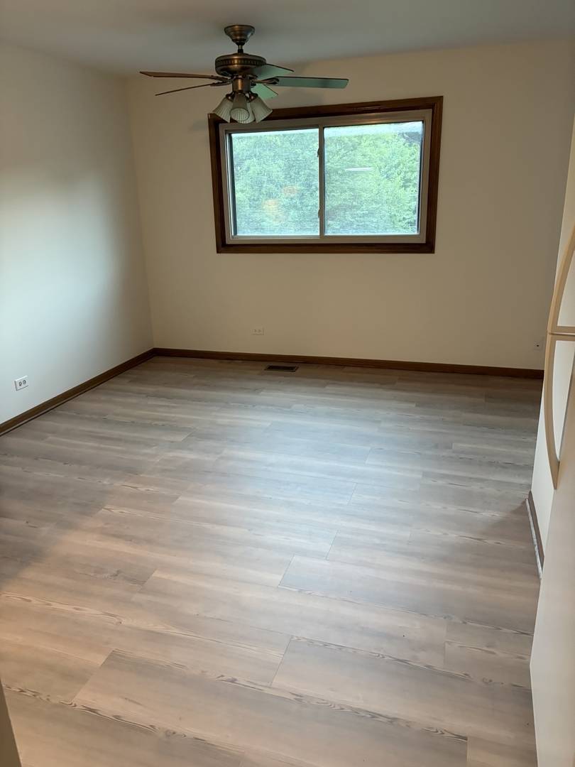 391 S Collins ST #G, South Elgin, IL 60177