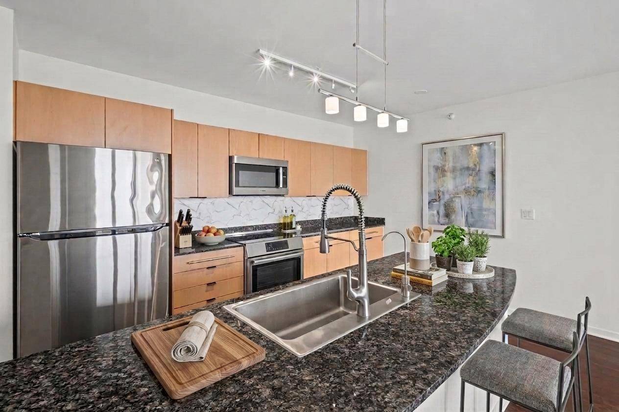 807 DAVIS ST #1211, Evanston, IL 60201