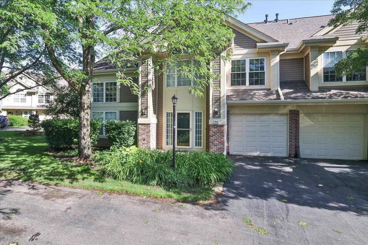 725 Deep Wood CT, Elk Grove Village, IL 60007