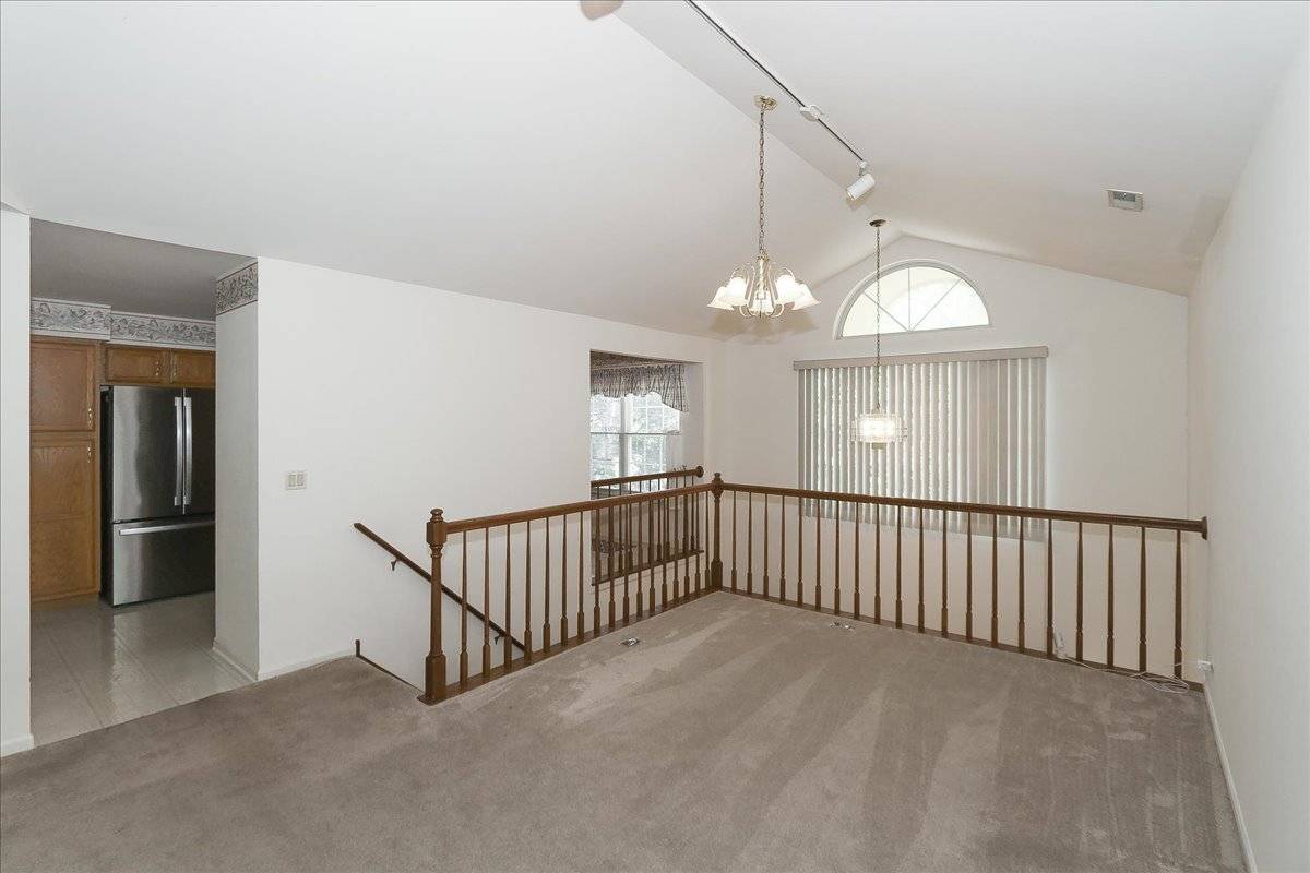 725 Deep Wood CT, Elk Grove Village, IL 60007