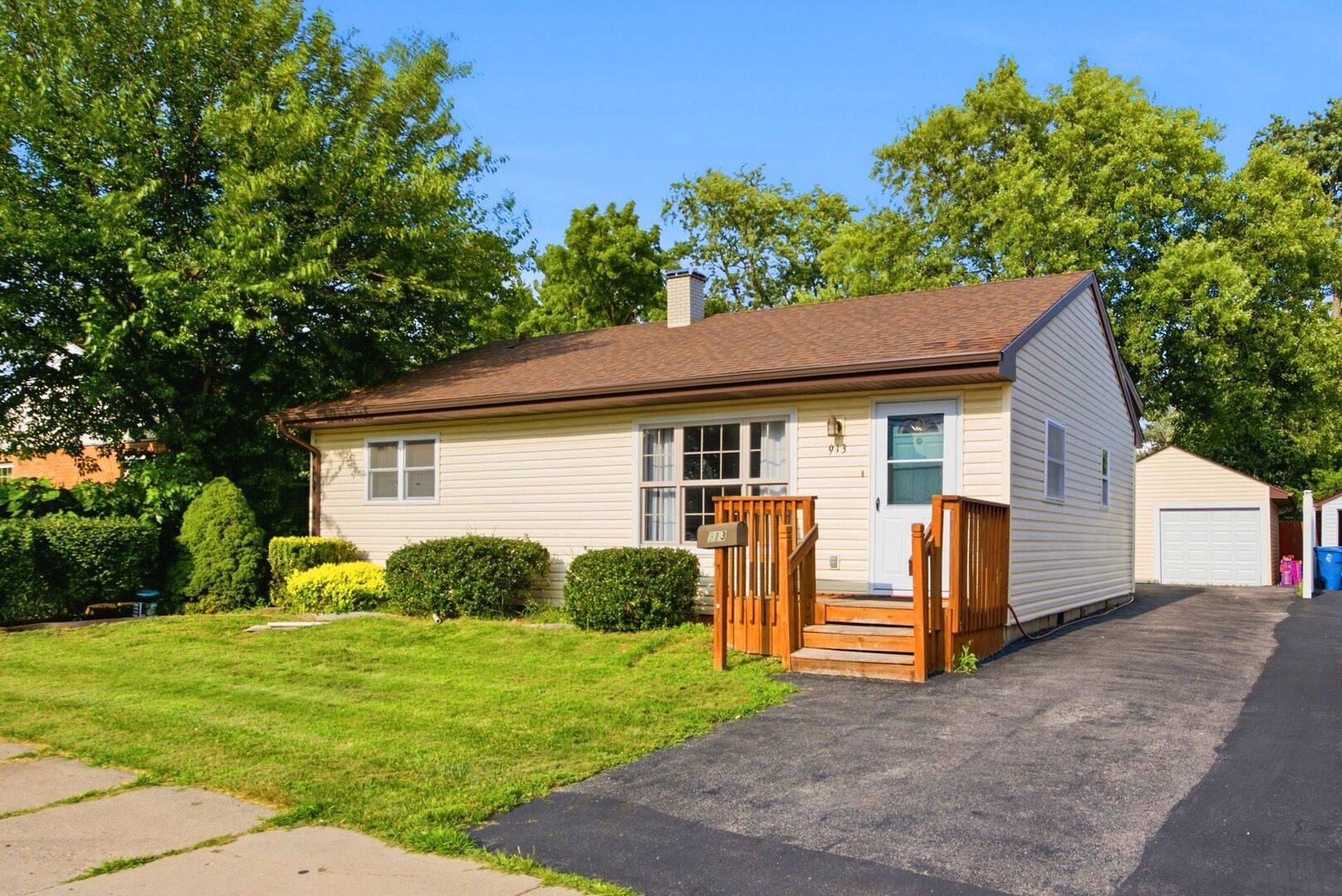 913 Church RD, Aurora, IL 60505