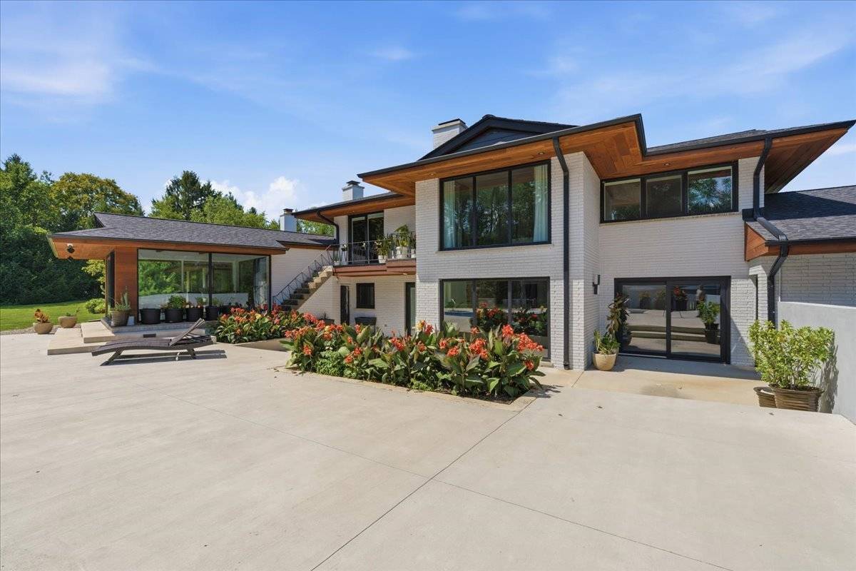 215 Woodhaven LN, Barrington, IL 60010