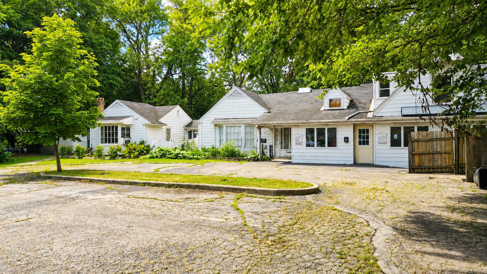 230 N McLean BLVD, Elgin, IL 60123