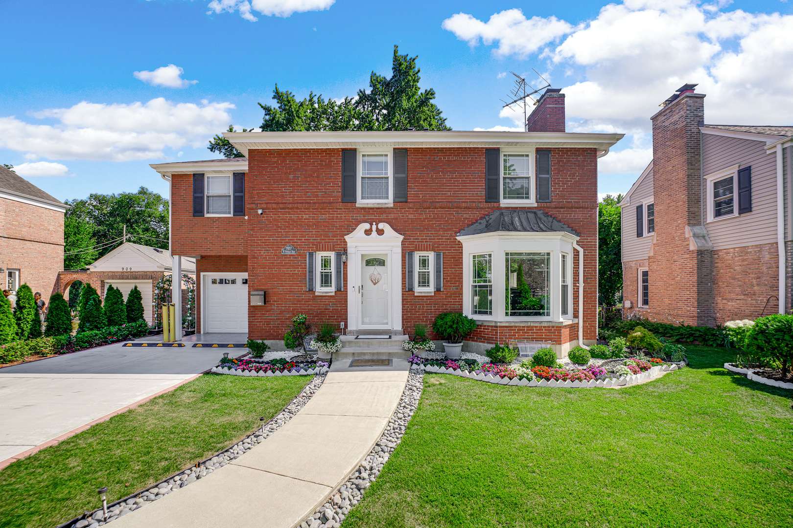 907 E Central RD, Mount Prospect, IL 60056