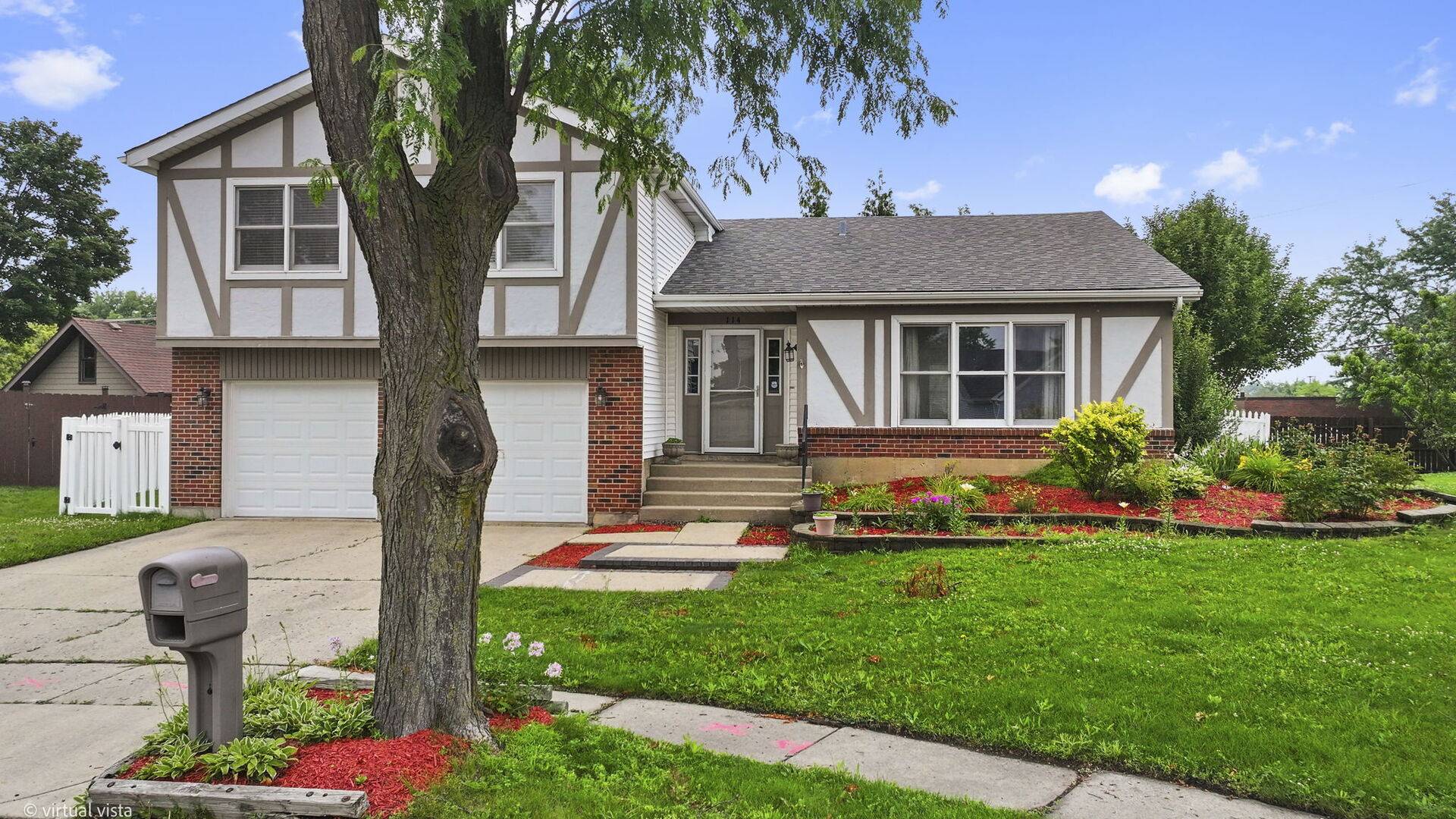 114 Wren CT, Glendale Heights, IL 60139