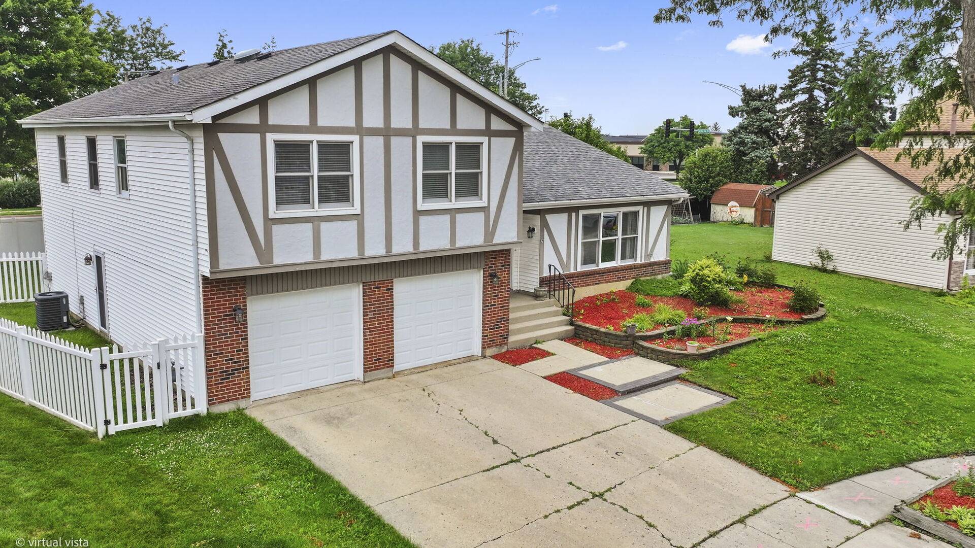 114 Wren CT, Glendale Heights, IL 60139