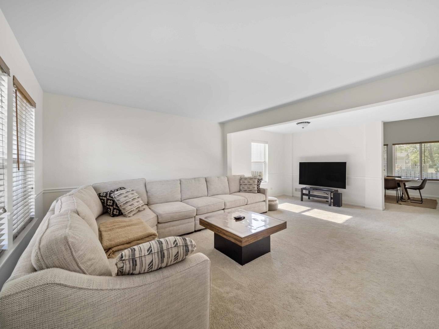 2521 WATERFORD LN, Lake In The Hills, IL 60156