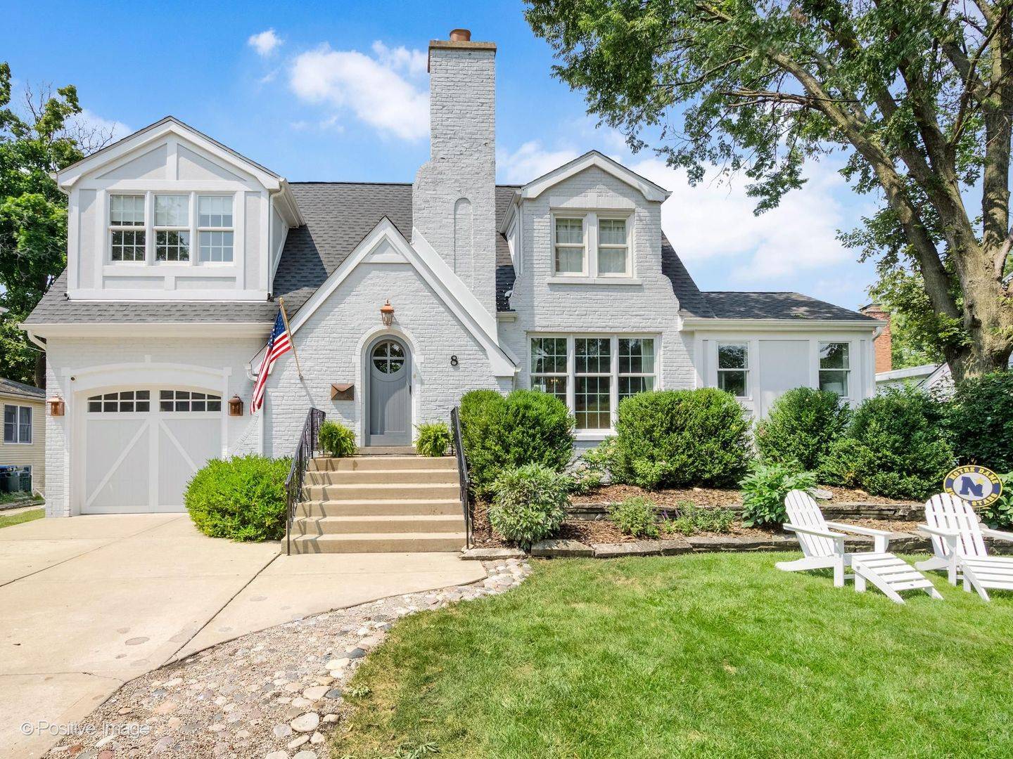 8 Mohawk DR, Clarendon Hills, IL 60514