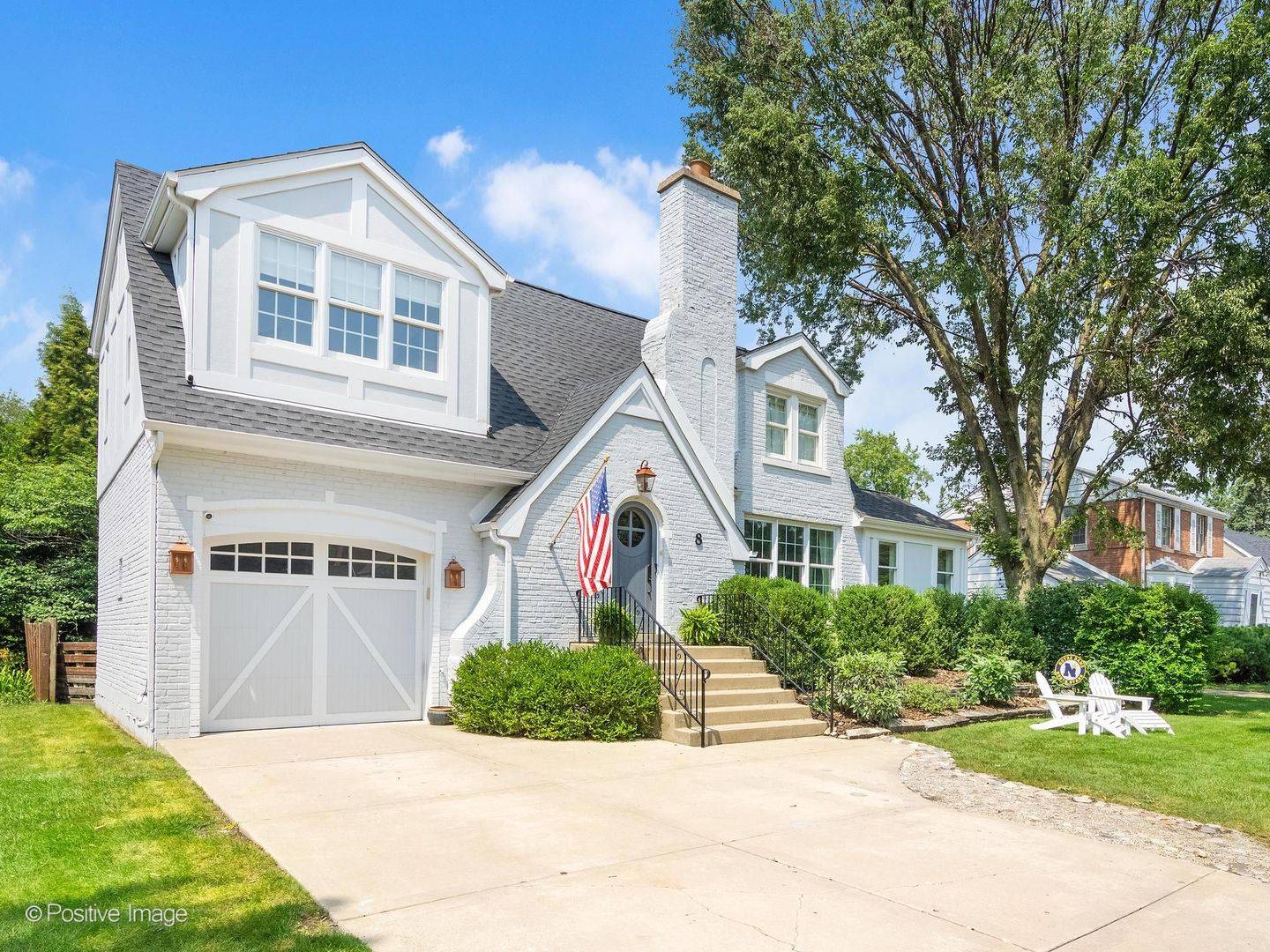 8 Mohawk DR, Clarendon Hills, IL 60514