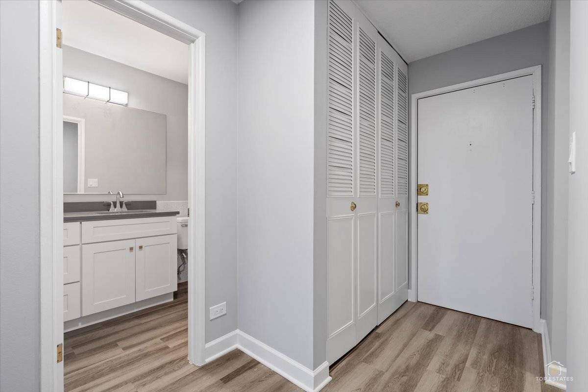 1206 S New Wilke RD #306, Arlington Heights, IL 60005