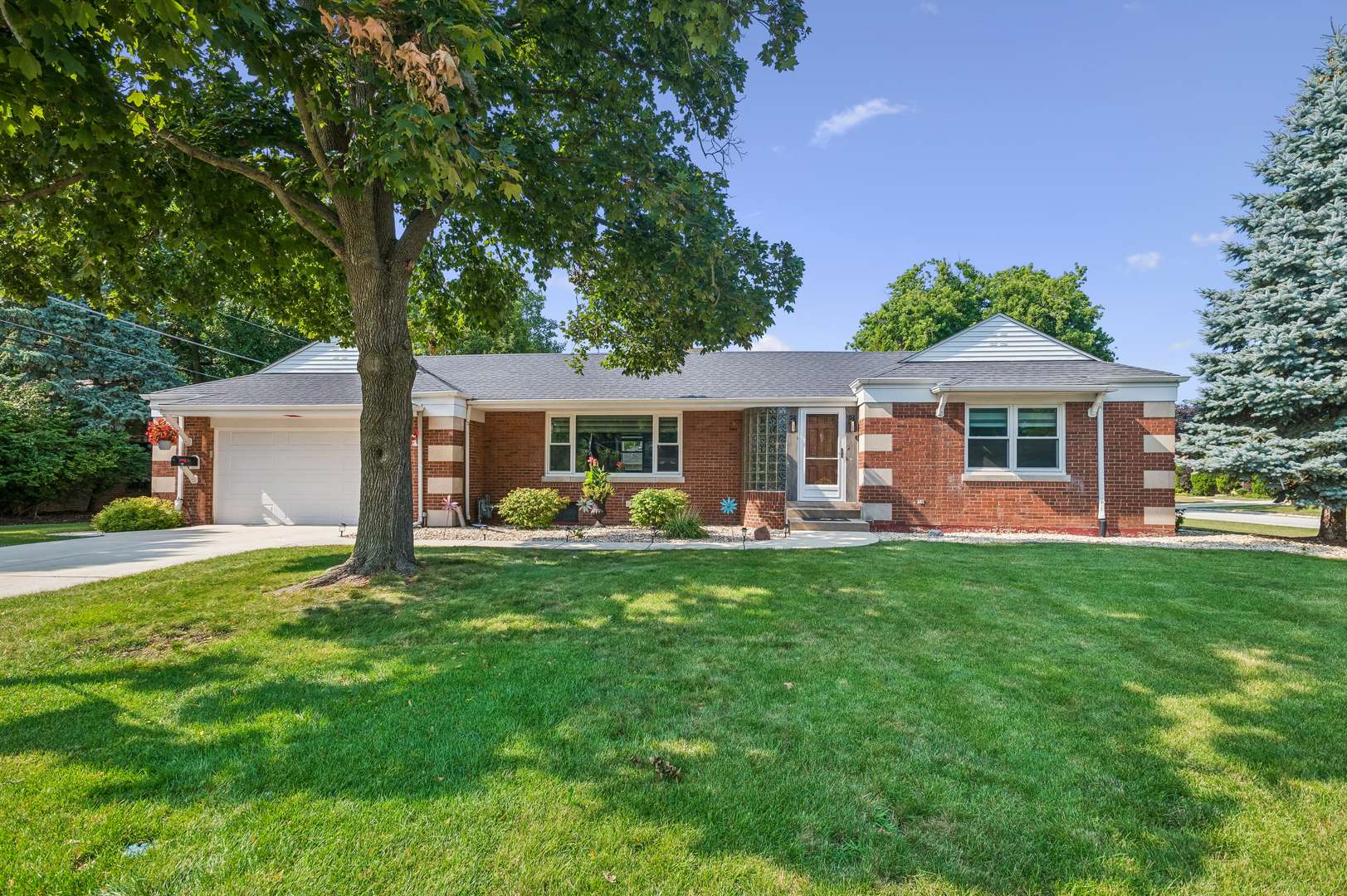 1432 Robinhood LN, La Grange Park, IL 60526