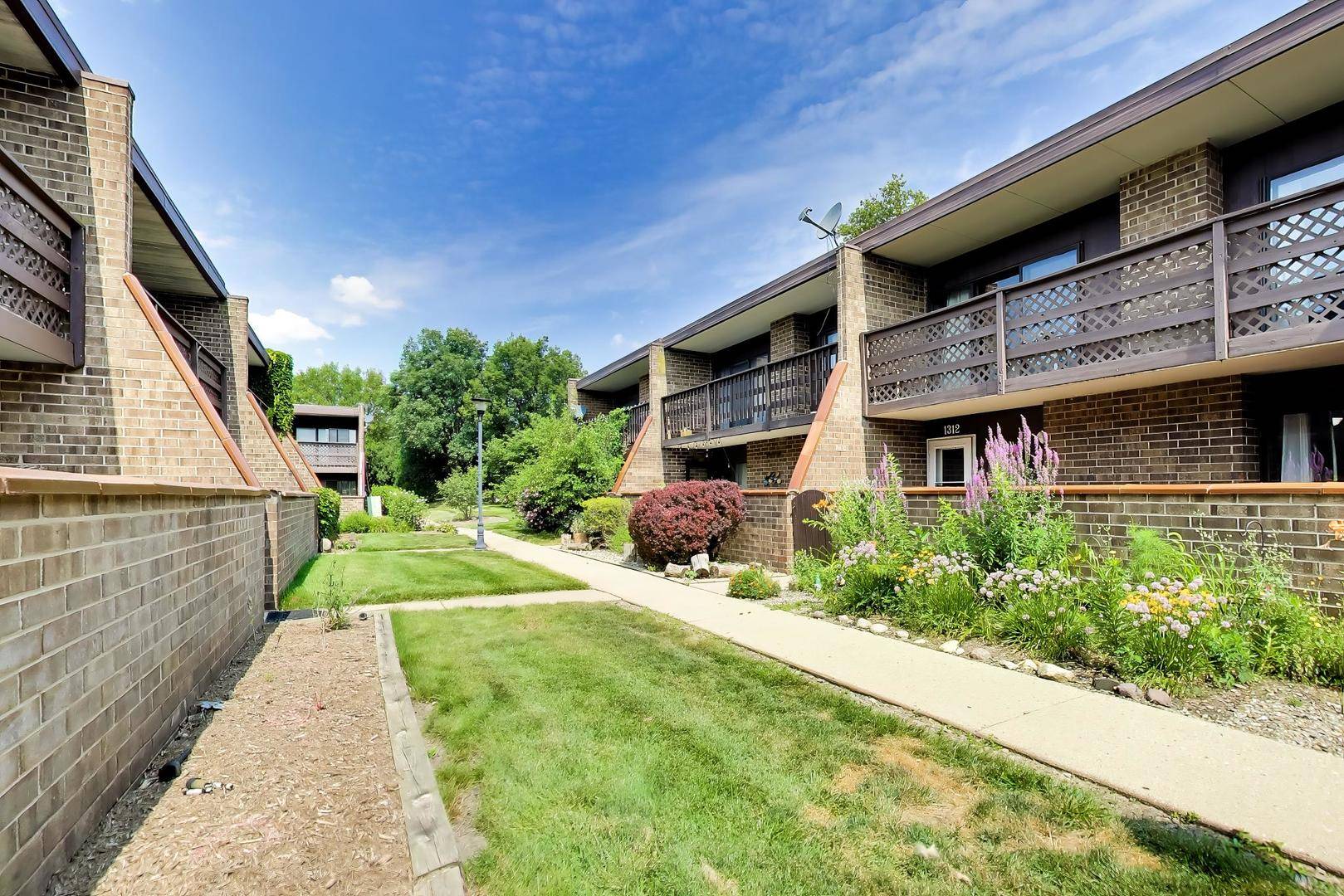 1312 Kenneth CIR, Elgin, IL 60120