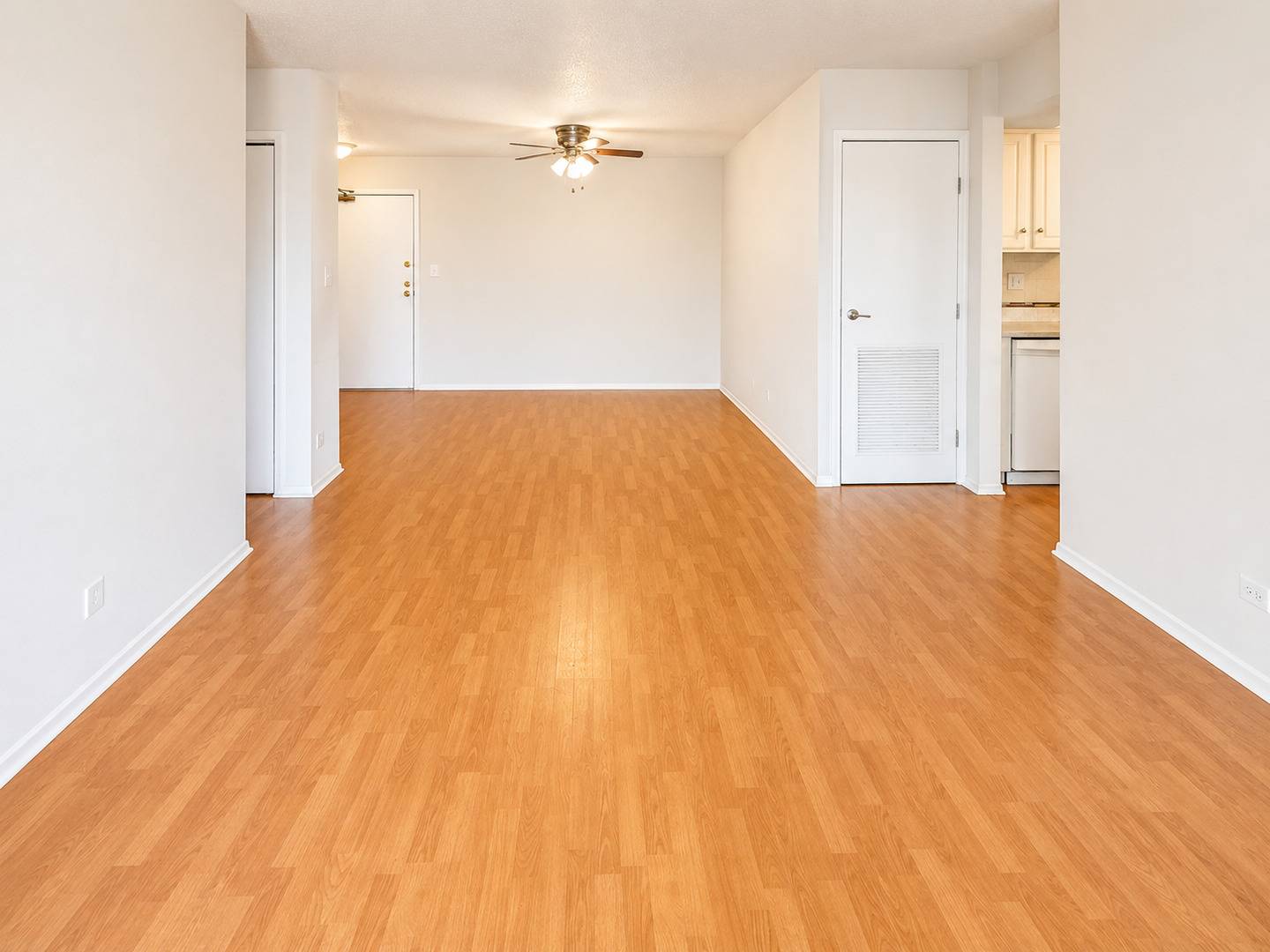 601 W Huntington Commons RD #302, Mount Prospect, IL 60056