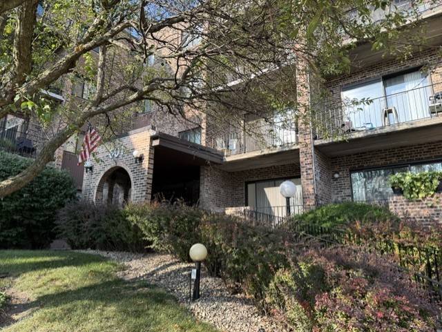 601 W Huntington Commons RD #302, Mount Prospect, IL 60056