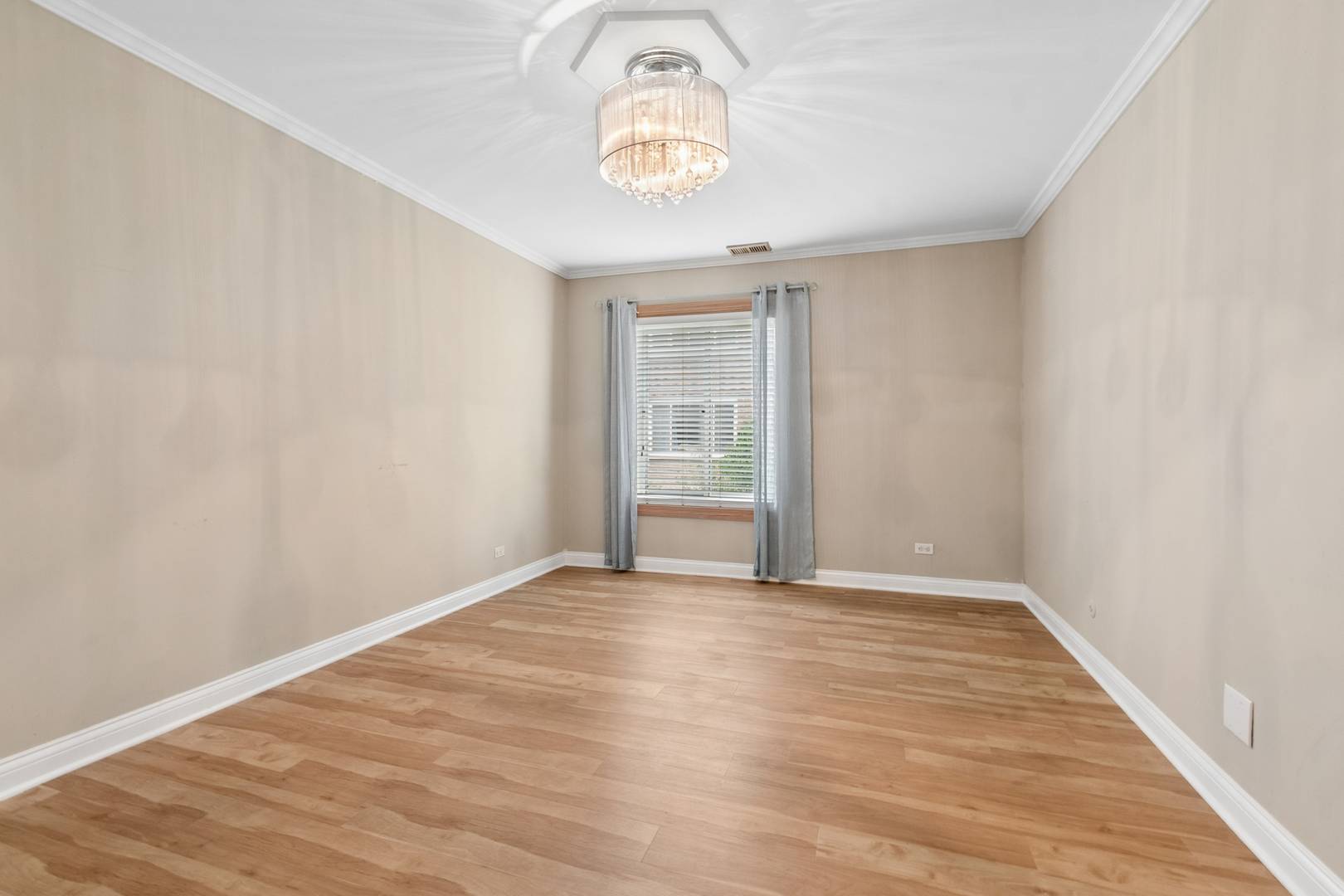 930 Perrie DR #104, Elk Grove Village, IL 60007