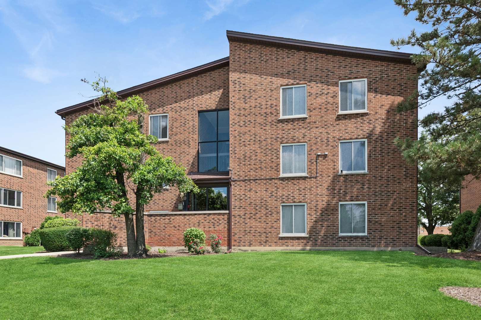 930 Perrie DR #104, Elk Grove Village, IL 60007