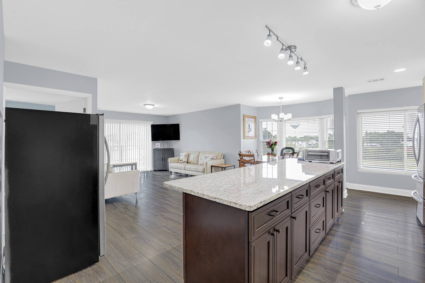 8640 WAUKEGAN RD #425, Morton Grove, IL 60053