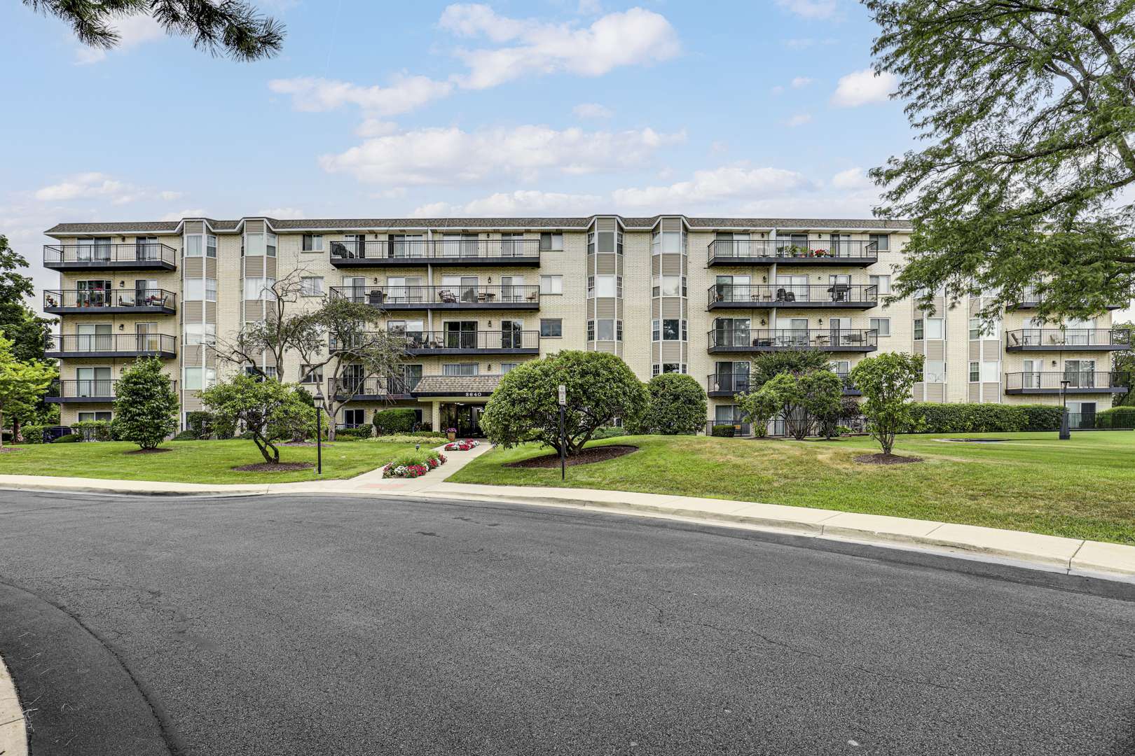 8640 WAUKEGAN RD #425, Morton Grove, IL 60053