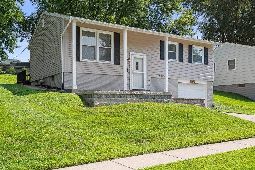 1272 Golden Valley DR, Bettendorf, IA 52722
