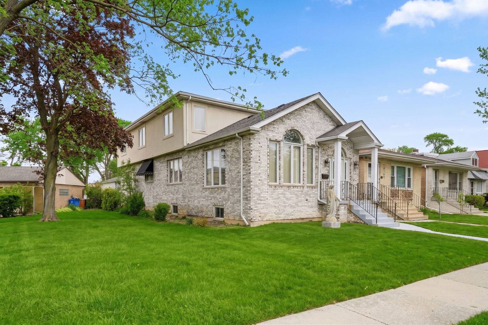 6916 W Forest Preserve DR, Harwood Heights, IL 60706