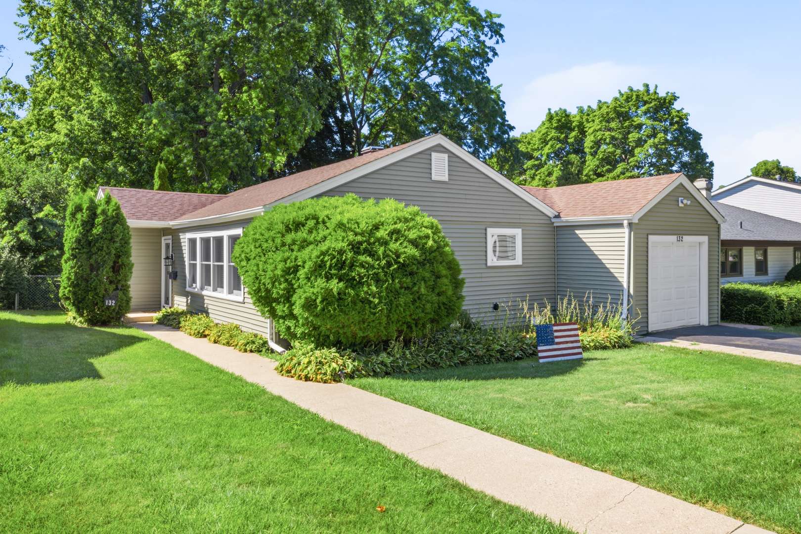 132 Walnut CT, Mundelein, IL 60060