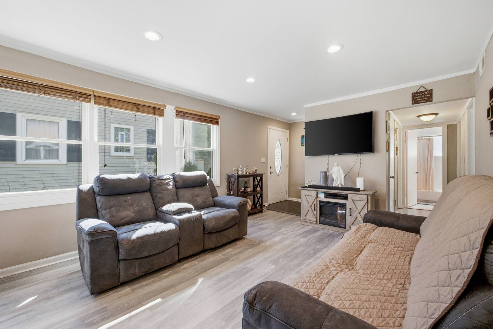 132 Walnut CT, Mundelein, IL 60060