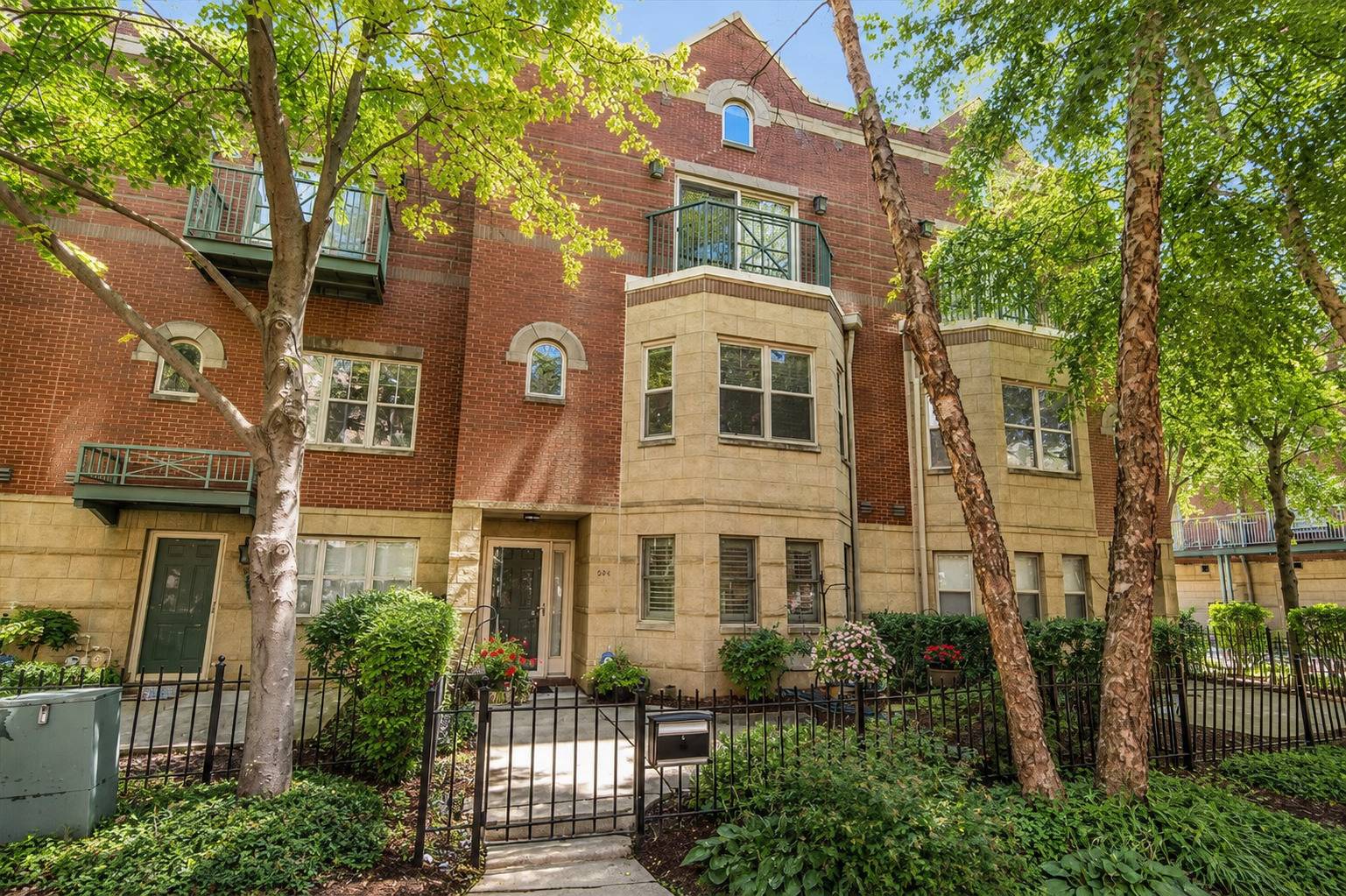 4530 S Woodlawn AVE #305, Chicago, IL 60653