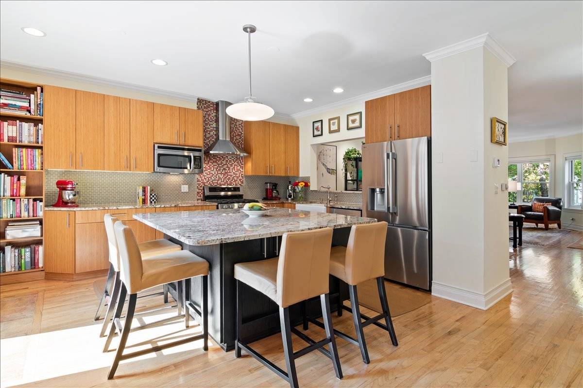 4530 S Woodlawn AVE #305, Chicago, IL 60653