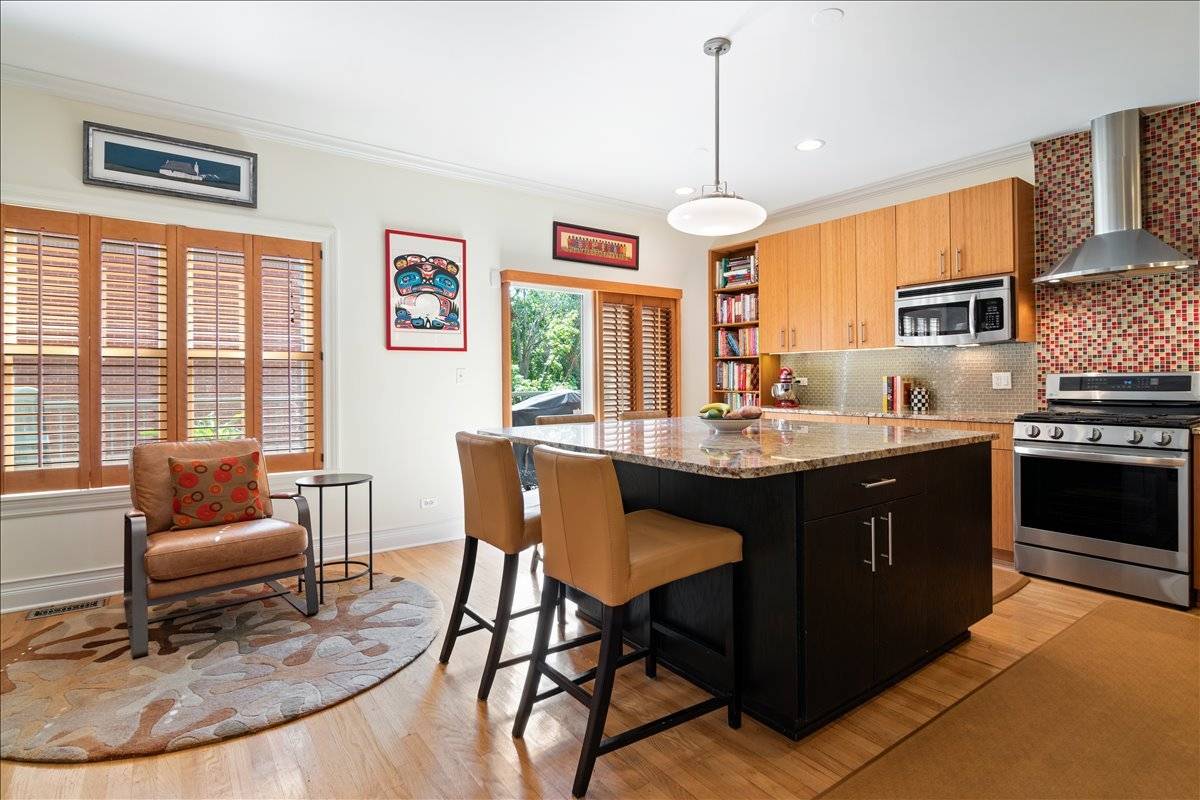 4530 S Woodlawn AVE #305, Chicago, IL 60653