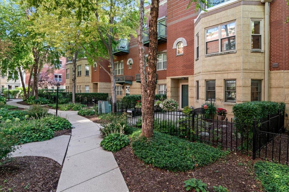 4530 S Woodlawn AVE #305, Chicago, IL 60653