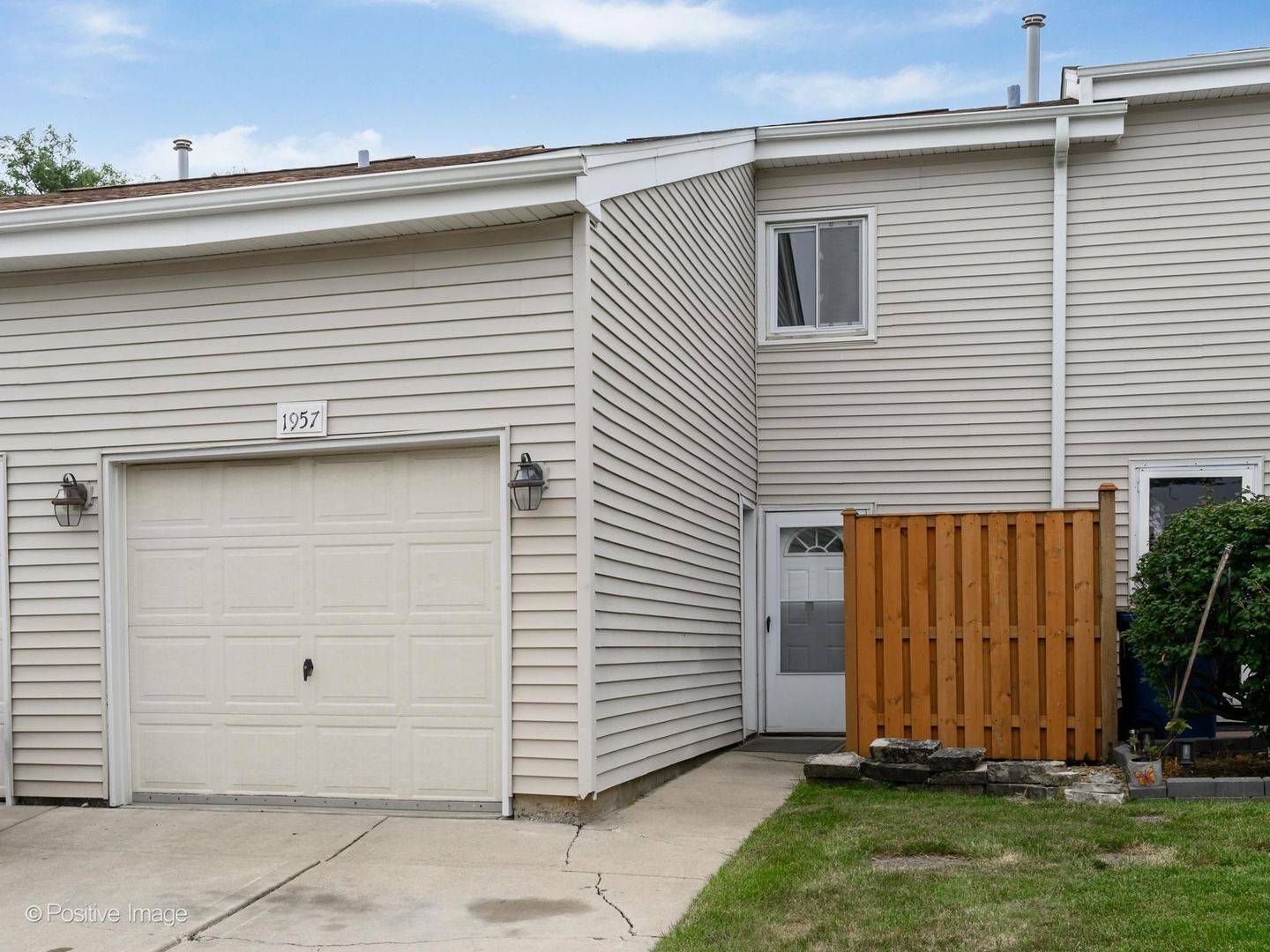 1957 Wildwood CIR, Glendale Heights, IL 60139