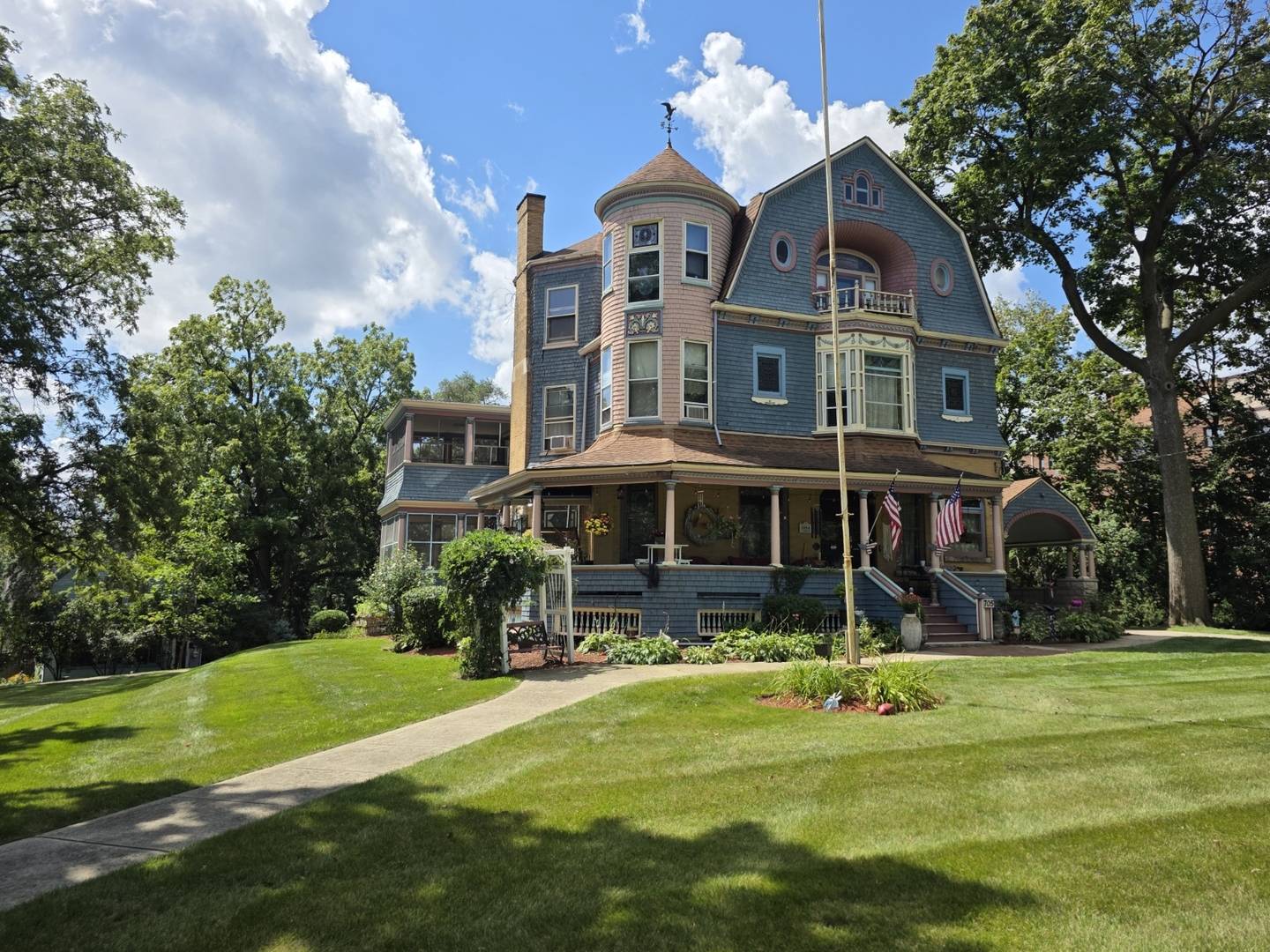 705 W Highland AVE, Elgin, IL 60123
