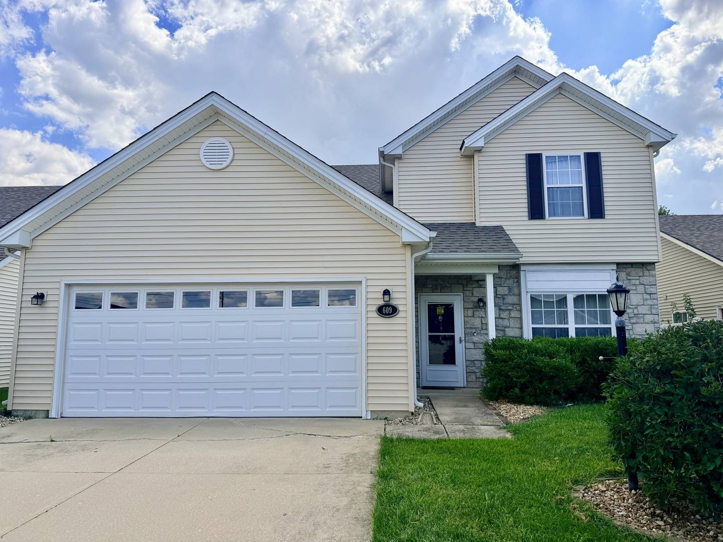 609 Lauterbur LN, Champaign, IL 61822
