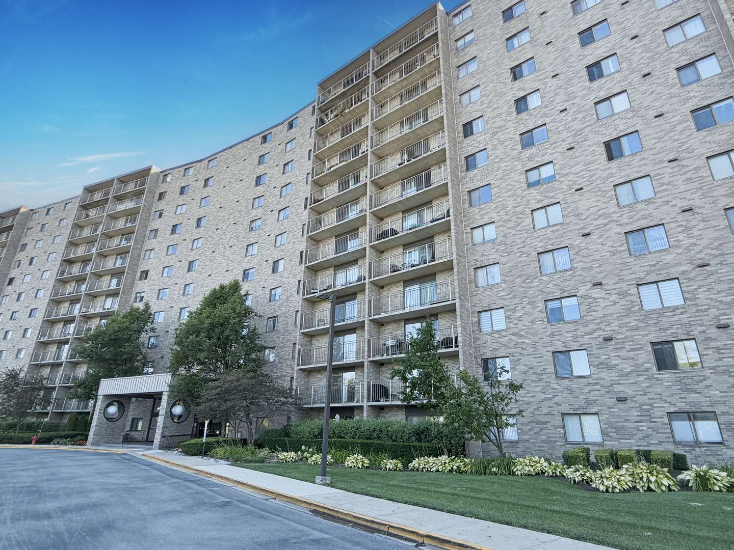 6340 AMERICANA DR #210, Willowbrook, IL 60527