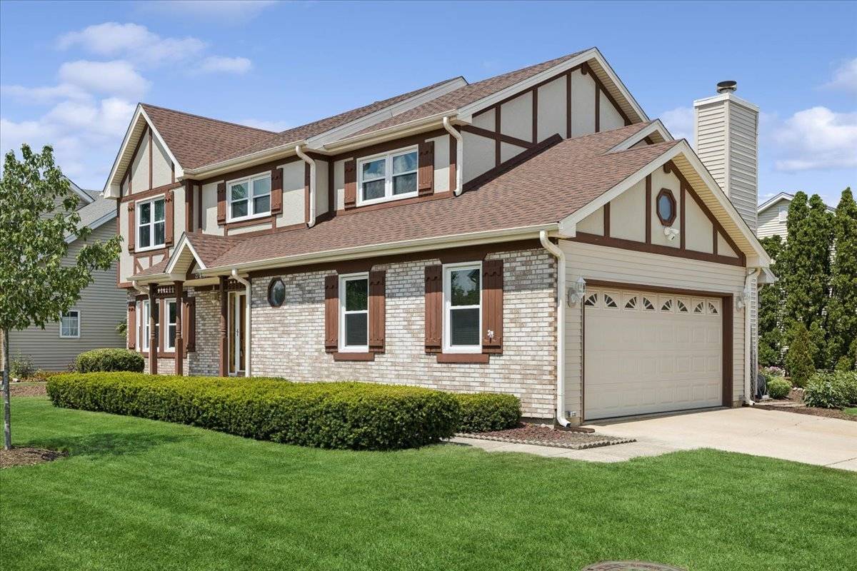 27W390 Waterford DR, Winfield, IL 60190