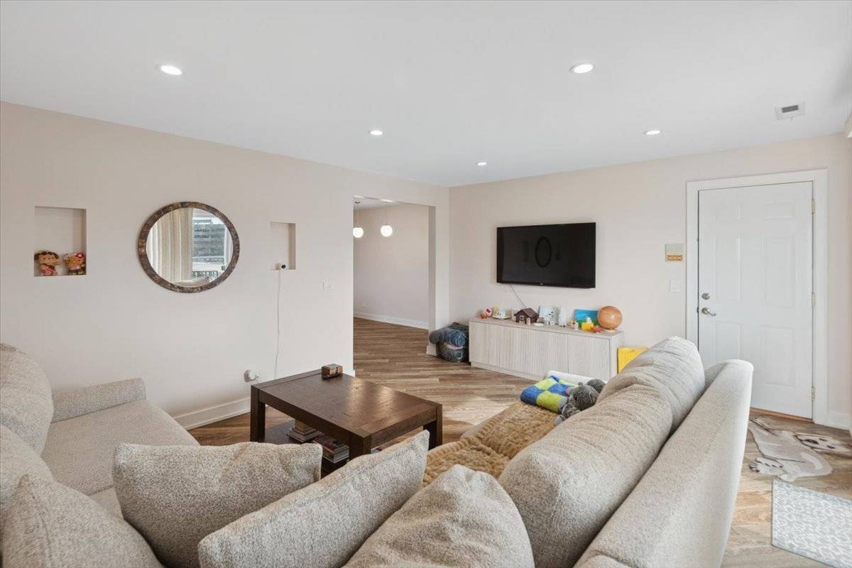 6534 W Montrose AVE #3W, Harwood Heights, IL 60706