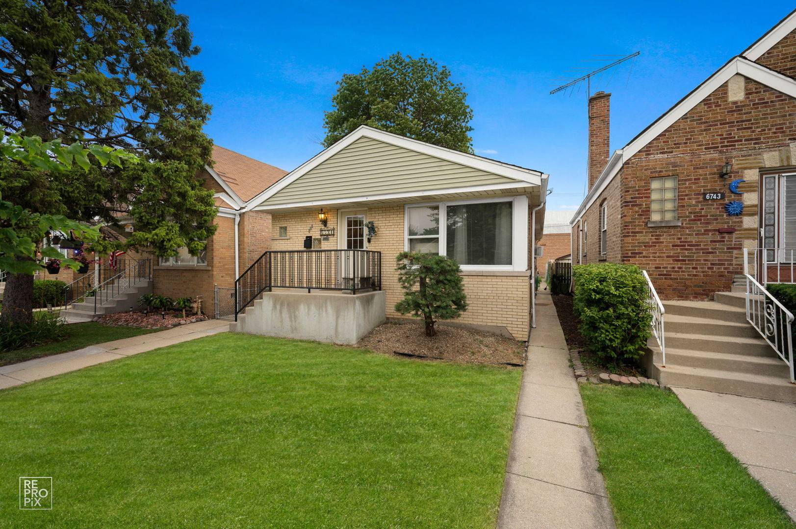 6741 S Komensky AVE, Chicago, IL 60629