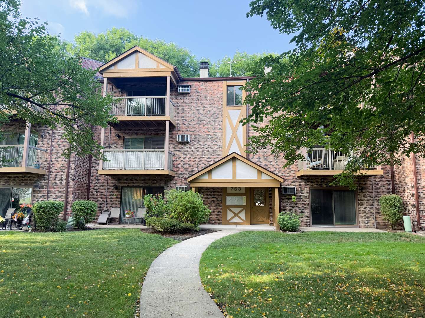 753 S Dwyer AVE #E, Arlington Heights, IL 60005