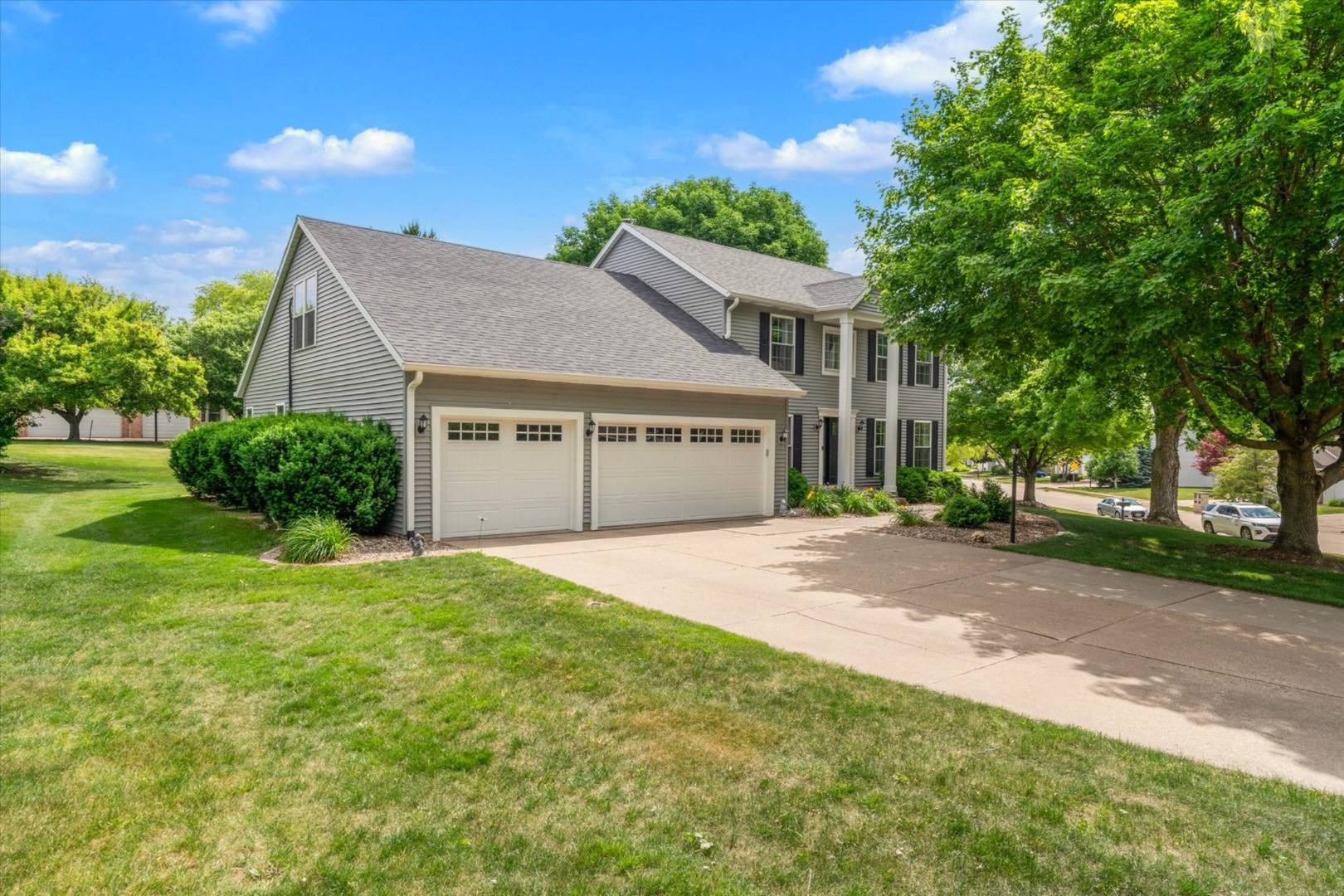 2520 Buckingham AVE, Bettendorf, IA 52722