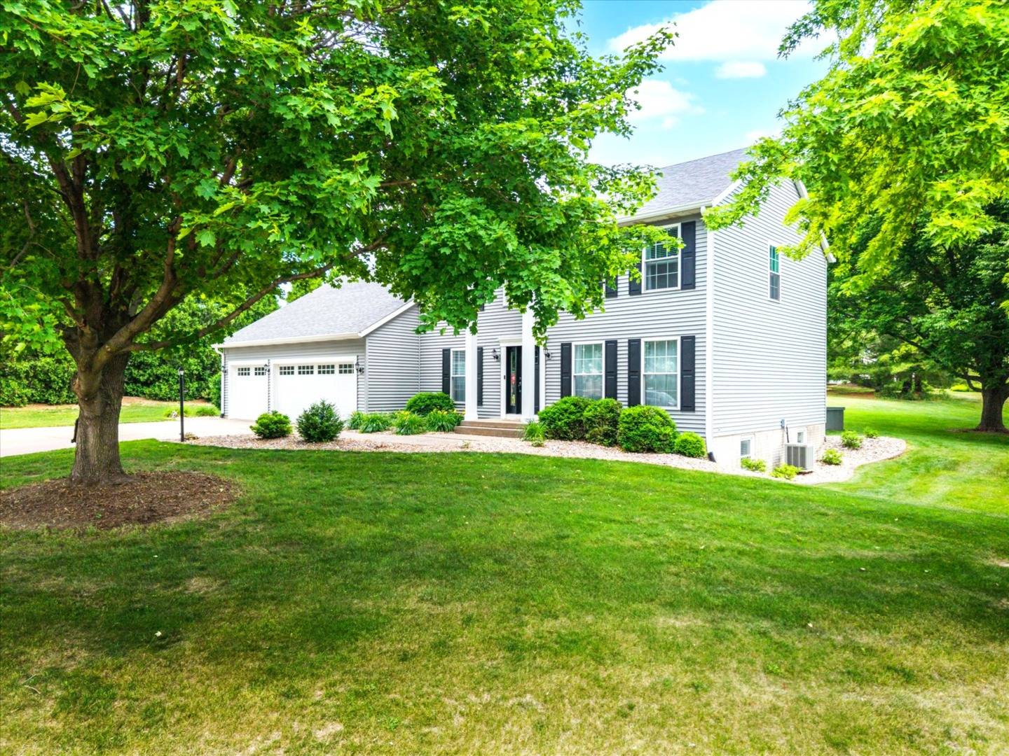2520 Buckingham AVE, Bettendorf, IA 52722