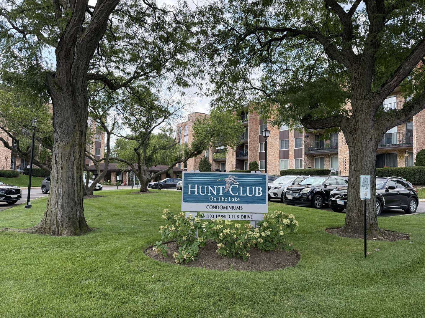 1101 S Hunt Club DR #214, Mount Prospect, IL 60056