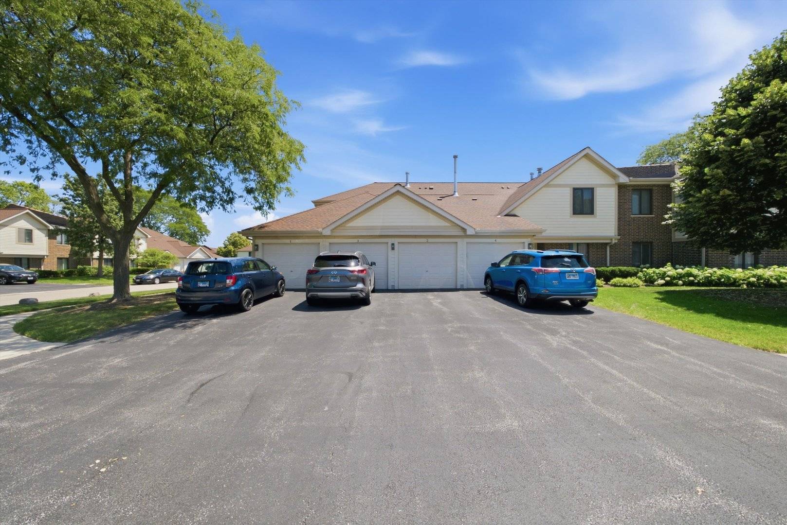 831 E Carriage LN #2, Palatine, IL 60074